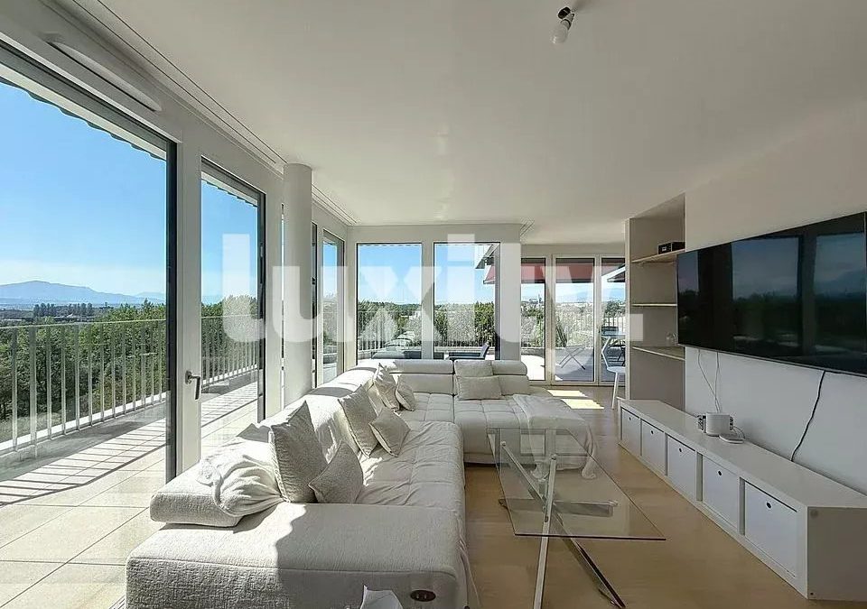 Gland-Magnifique appartement de standing avec terrasse de 150 m² et vue panoramique sur le lac et le Jura