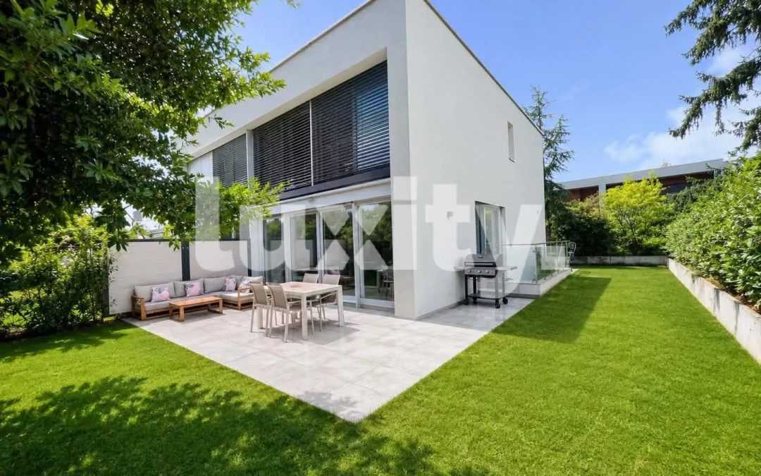 Maison familiale contemporaine avec grand jardin