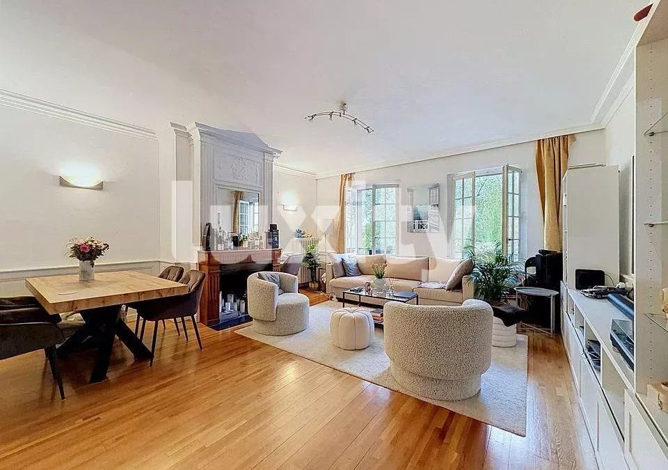 Superbe appartement place du bourg de four